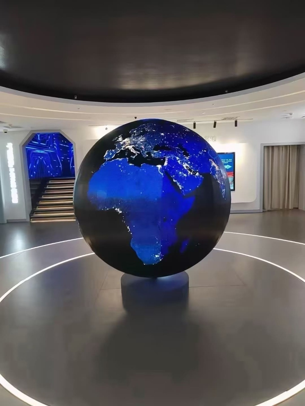 P2.5 SPHERICAL LED DISPLAY